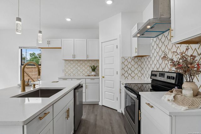 1611 W French Pl, San Antonio, TX 78201