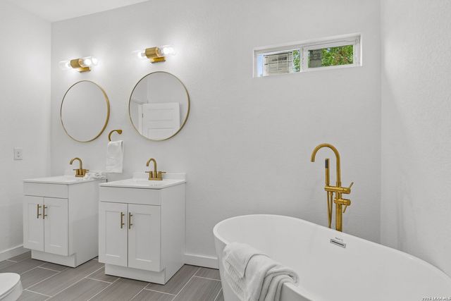 1611 W French Pl, San Antonio, TX 78201