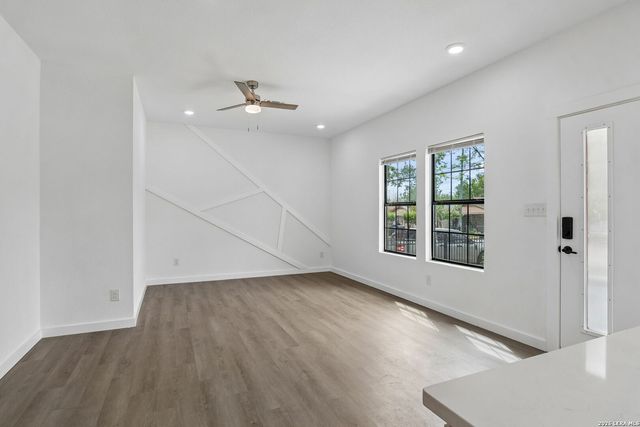 1611 W French Pl, San Antonio, TX 78201