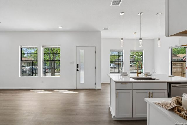 1611 W French Pl, San Antonio, TX 78201