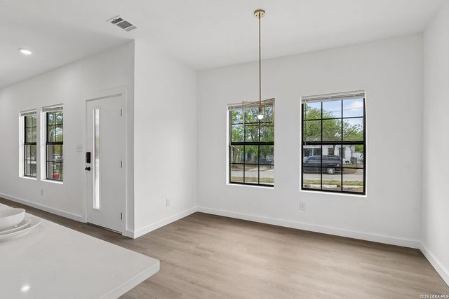 1611 W French Pl, San Antonio, TX 78201