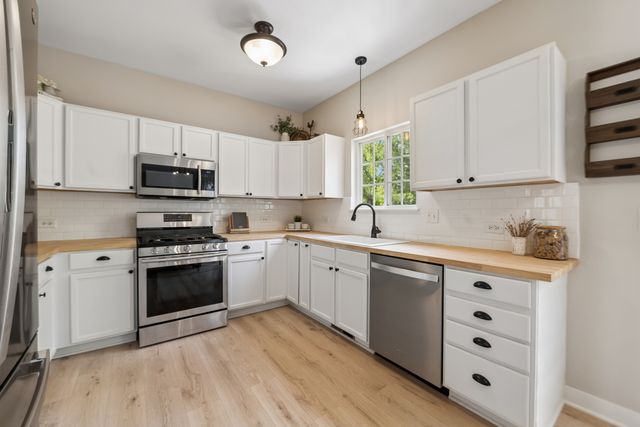 2113 Fairview Lane, Woodstock, IL 60098
