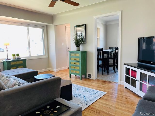 1040 E Maxlow Avenue, Hazel Park, MI 48030