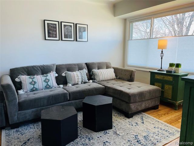 1040 E Maxlow Avenue, Hazel Park, MI 48030