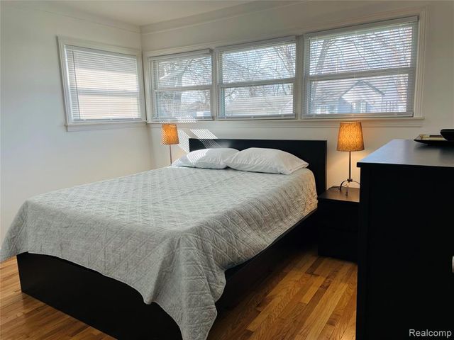 1040 E Maxlow Avenue, Hazel Park, MI 48030