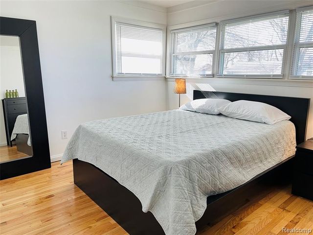 1040 E Maxlow Avenue, Hazel Park, MI 48030