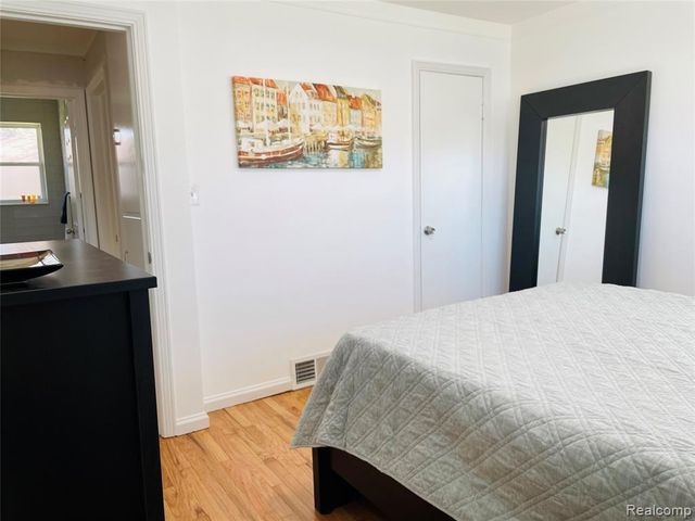 1040 E Maxlow Avenue, Hazel Park, MI 48030