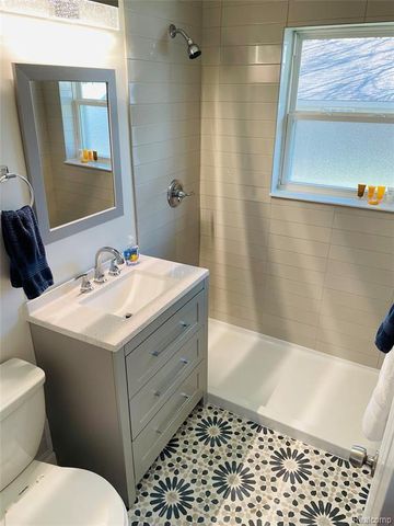 1040 E Maxlow Avenue, Hazel Park, MI 48030