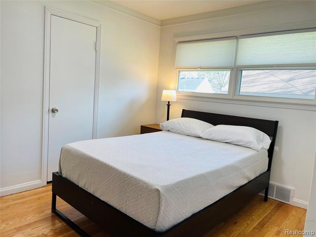 1040 E Maxlow Avenue, Hazel Park, MI 48030