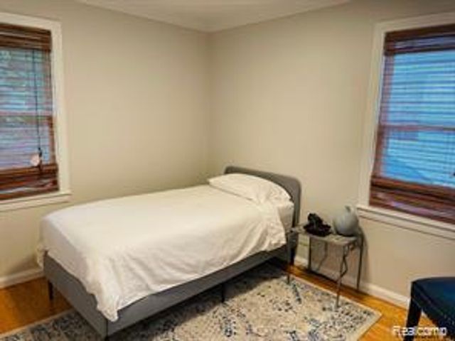 1040 E Maxlow Avenue, Hazel Park, MI 48030