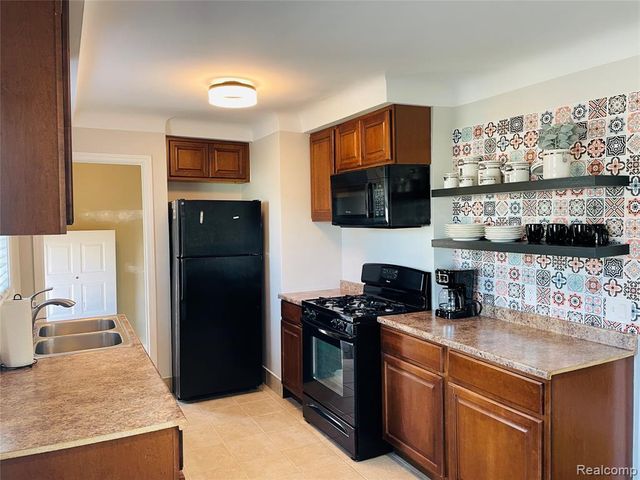 1040 E Maxlow Avenue, Hazel Park, MI 48030