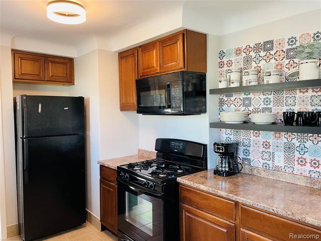 1040 E Maxlow Avenue, Hazel Park, MI 48030