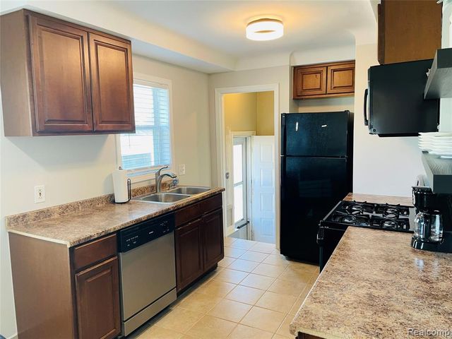 1040 E Maxlow Avenue, Hazel Park, MI 48030