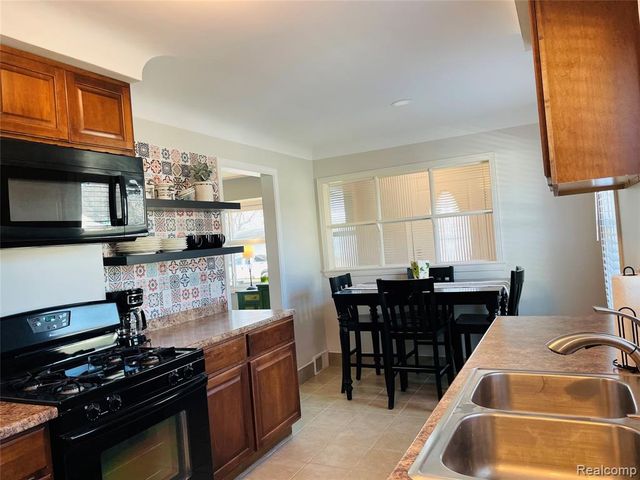 1040 E Maxlow Avenue, Hazel Park, MI 48030