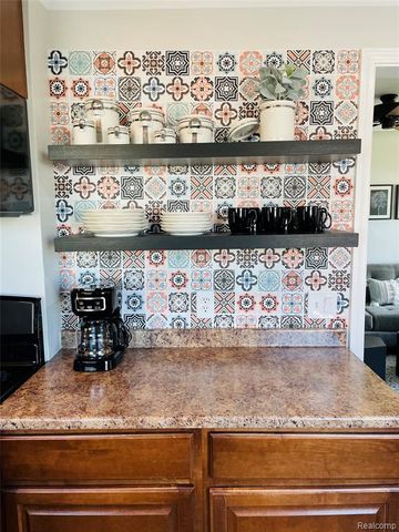 1040 E Maxlow Avenue, Hazel Park, MI 48030