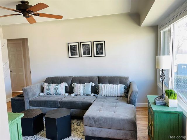 1040 E Maxlow Avenue, Hazel Park, MI 48030