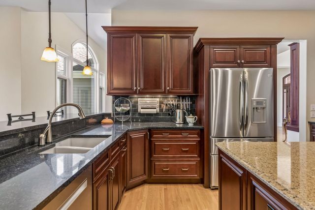9251 Wedgewood Point, Woodbury, MN 55125