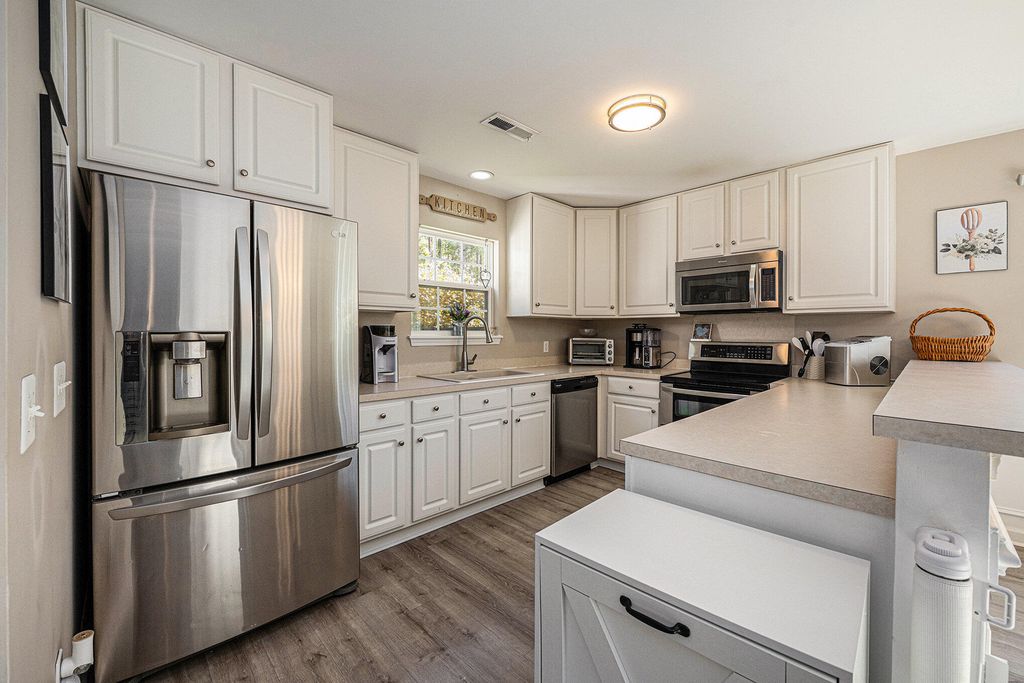 Image 10 of property listing at 313 Seneca River Drive, Summerville, SC 29485