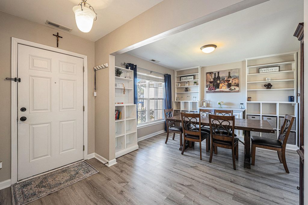 Image 6 of property listing at 313 Seneca River Drive, Summerville, SC 29485