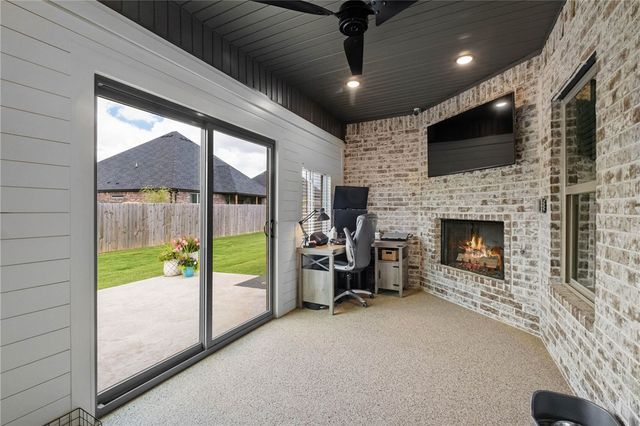 886 Bellagiola Drive, Tontitown, AR 72762