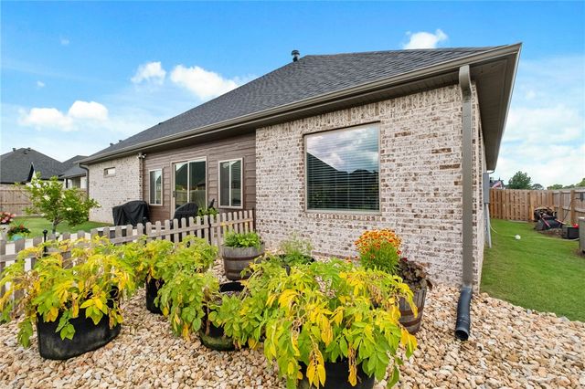 886 Bellagiola Drive, Tontitown, AR 72762