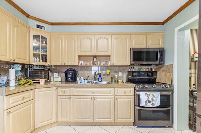 326 E 44th St, Hialeah, FL 33013