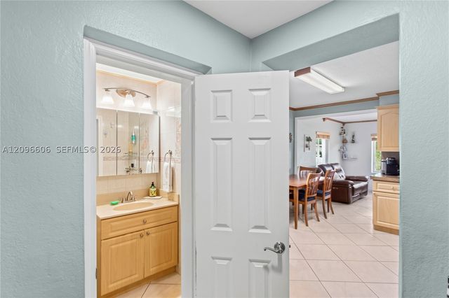 326 E 44th St, Hialeah, FL 33013
