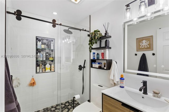 326 E 44th St, Hialeah, FL 33013