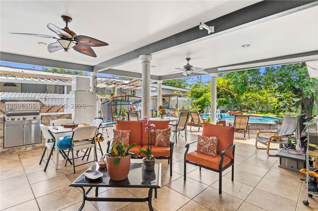326 E 44th St, Hialeah, FL 33013