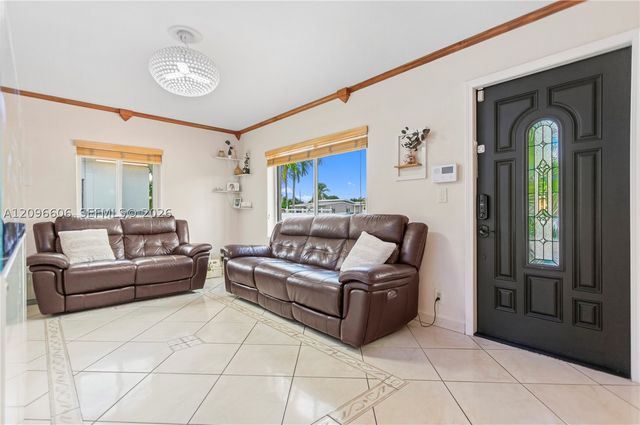 326 E 44th St, Hialeah, FL 33013