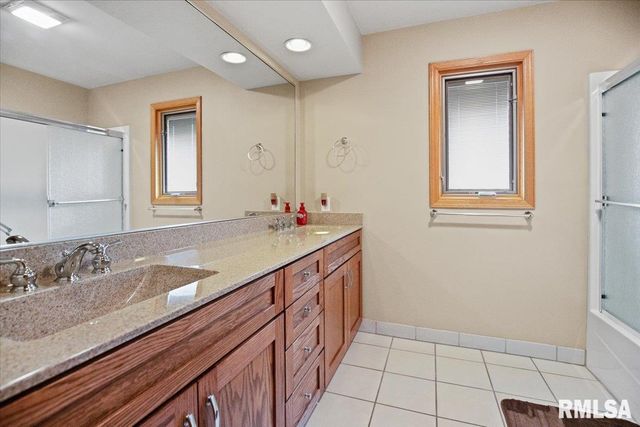 3709 W Bluffs Road, Springfield, IL 62711