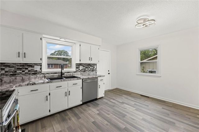 956 Ridge Drive, Warrensburg, MO 64093