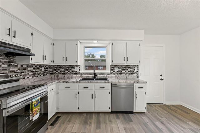 956 Ridge Drive, Warrensburg, MO 64093