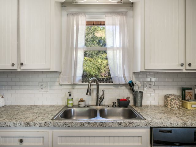 809 Laurel Dr, Clarksville, TN 37043