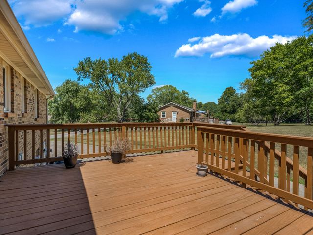 809 Laurel Dr, Clarksville, TN 37043