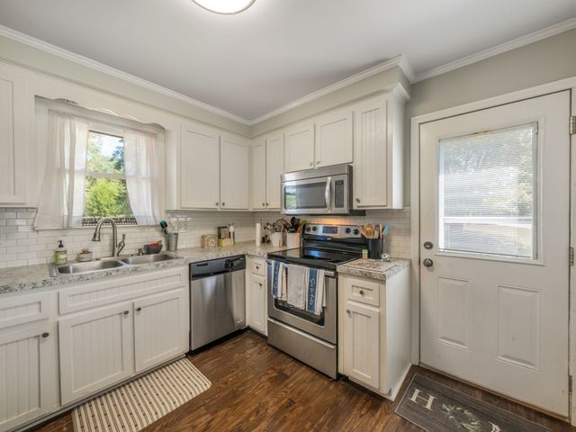 809 Laurel Dr, Clarksville, TN 37043