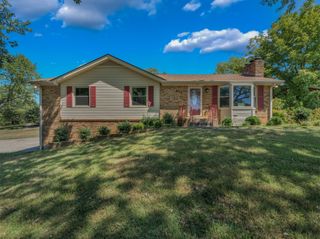 809 Laurel Dr, Clarksville, TN 37043