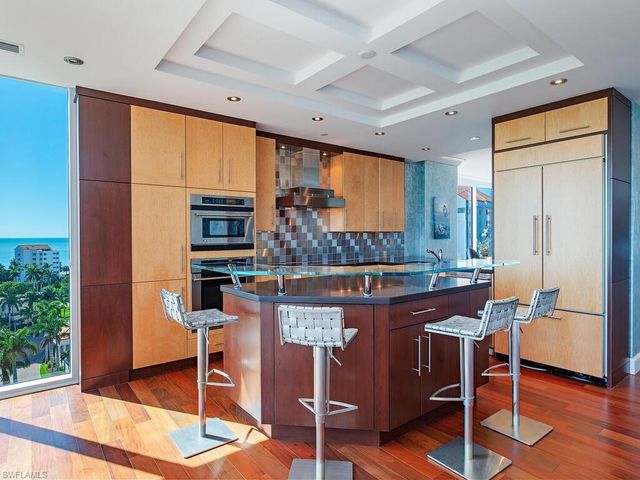 60 Seagate DR # 1001, Naples, FL 34103