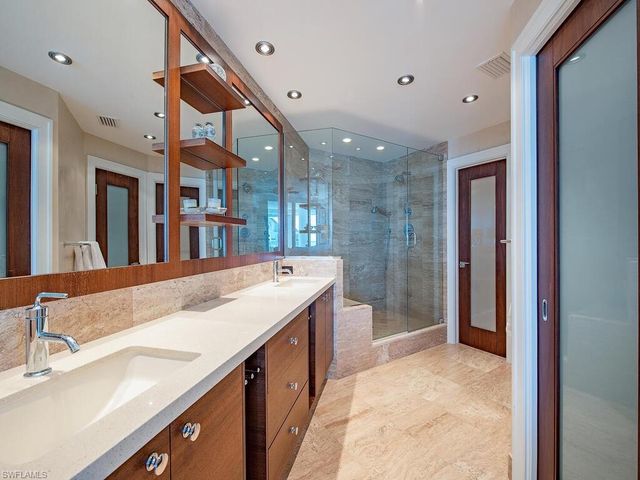 60 Seagate DR # 1001, Naples, FL 34103