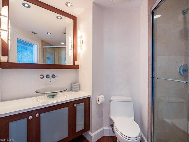 60 Seagate DR # 1001, Naples, FL 34103