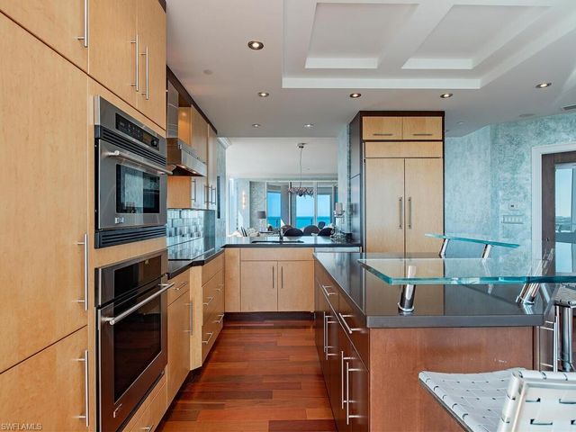 60 Seagate DR # 1001, Naples, FL 34103