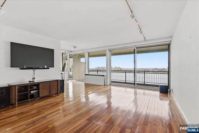 2 Horizon Road 1214, Fort Lee, NJ 07024