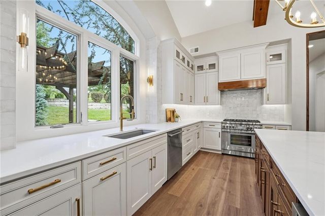 100 Dunhill Court, Loch Lloyd, MO 64012