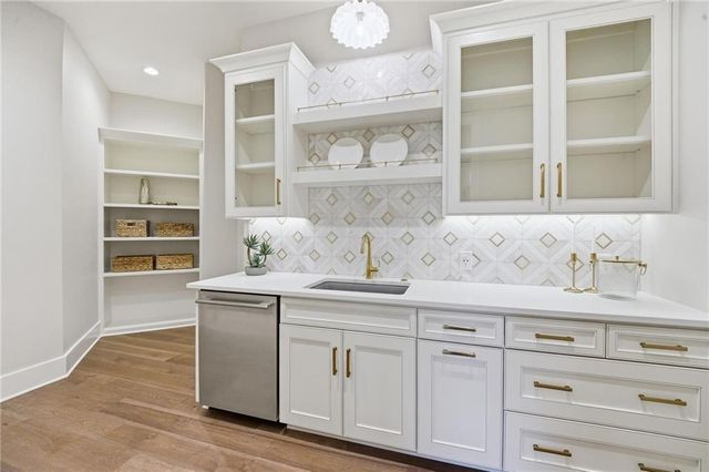 100 Dunhill Court, Loch Lloyd, MO 64012