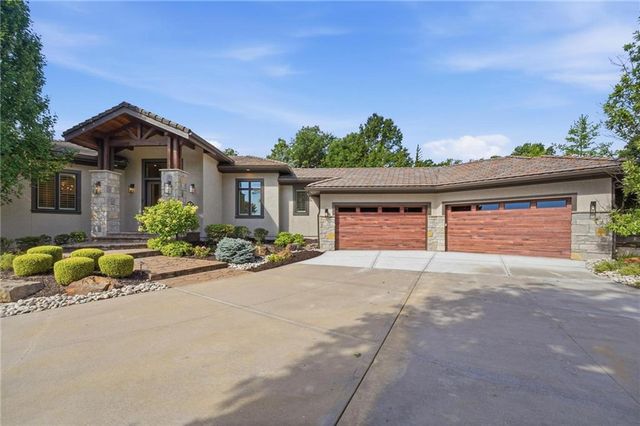 100 Dunhill Court, Loch Lloyd, MO 64012