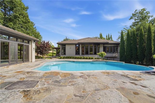 100 Dunhill Court, Loch Lloyd, MO 64012