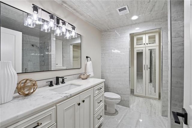 100 Dunhill Court, Loch Lloyd, MO 64012