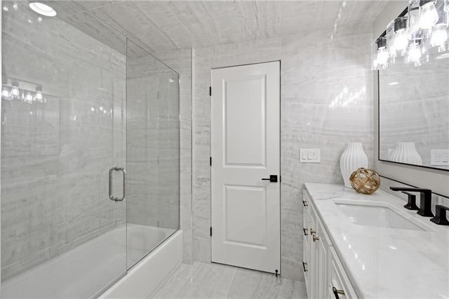 100 Dunhill Court, Loch Lloyd, MO 64012