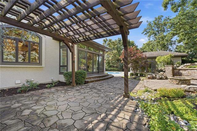 100 Dunhill Court, Loch Lloyd, MO 64012