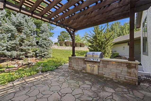 100 Dunhill Court, Loch Lloyd, MO 64012